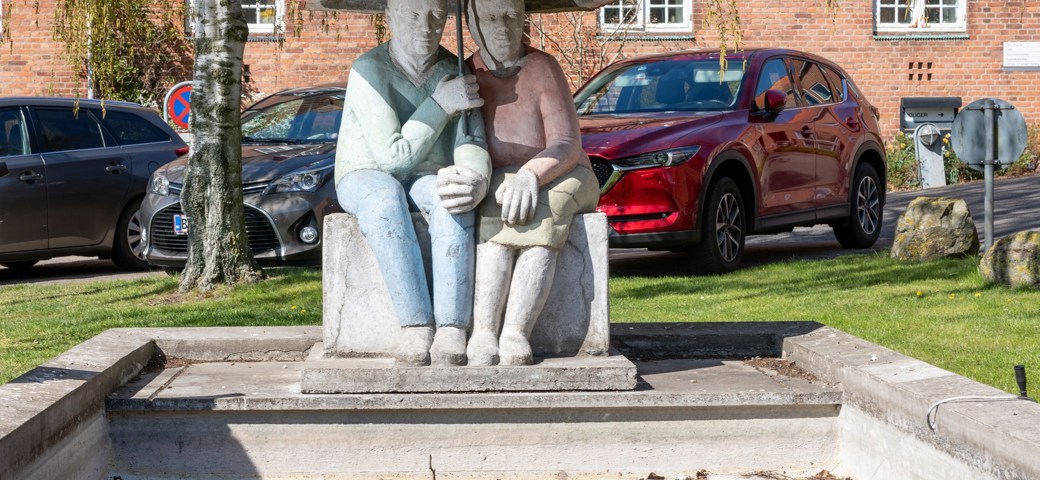 Statue af to ældre mennesker foran Munkebo