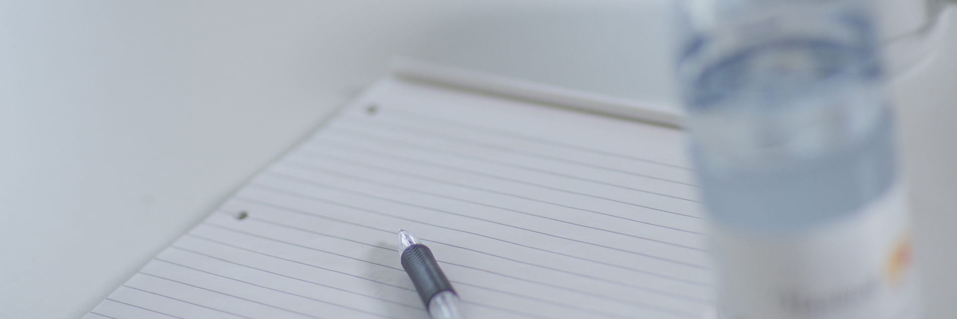 Kop, kaffekande, papir og kuglepen Kop, kaffekande, papir og kuglepen