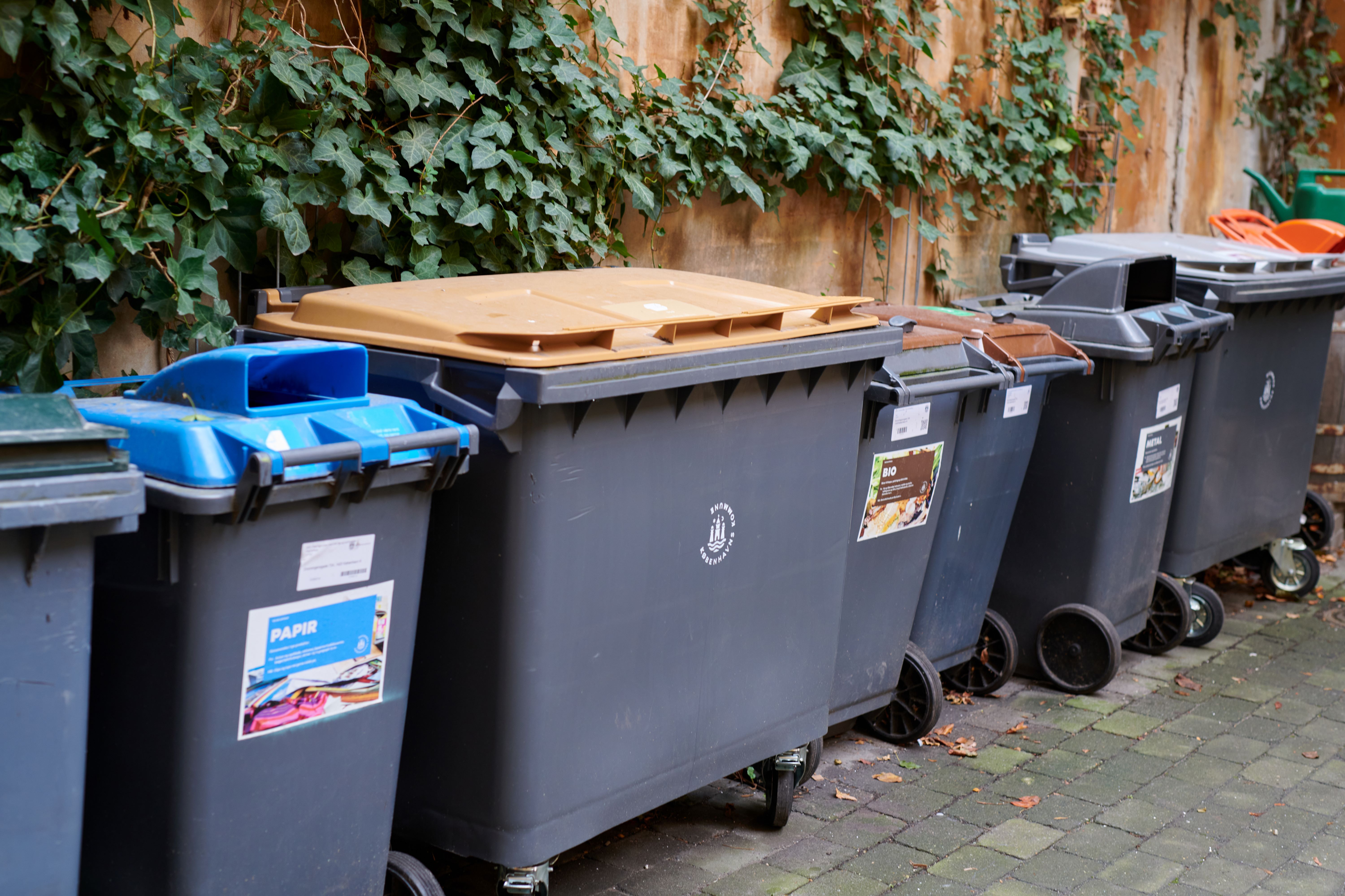 Affaldsbeholdere til forskellige typer af affald. Affaldssortering