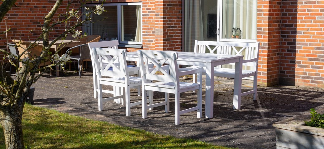 Terrasse med dejlige møbler i hvidt træ