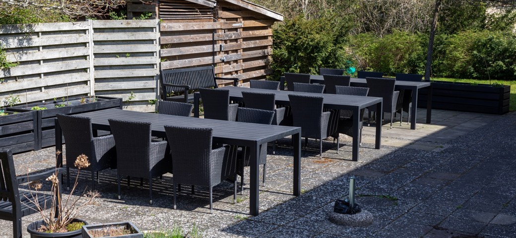Terrasse med sorte kurvemøbler