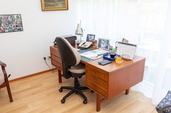 Kontorplads med stol og skrivebord