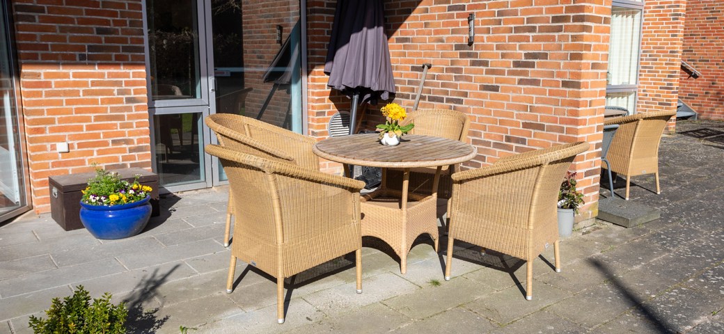Terrasse med fletmøbler